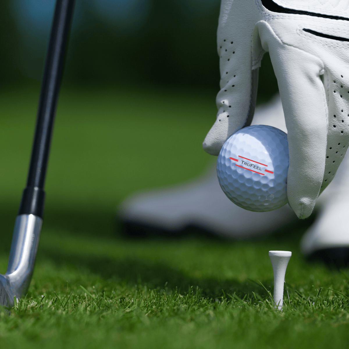 Titleist TruFeel golfbollar 12-pack påväg att bli lagd på en pegg