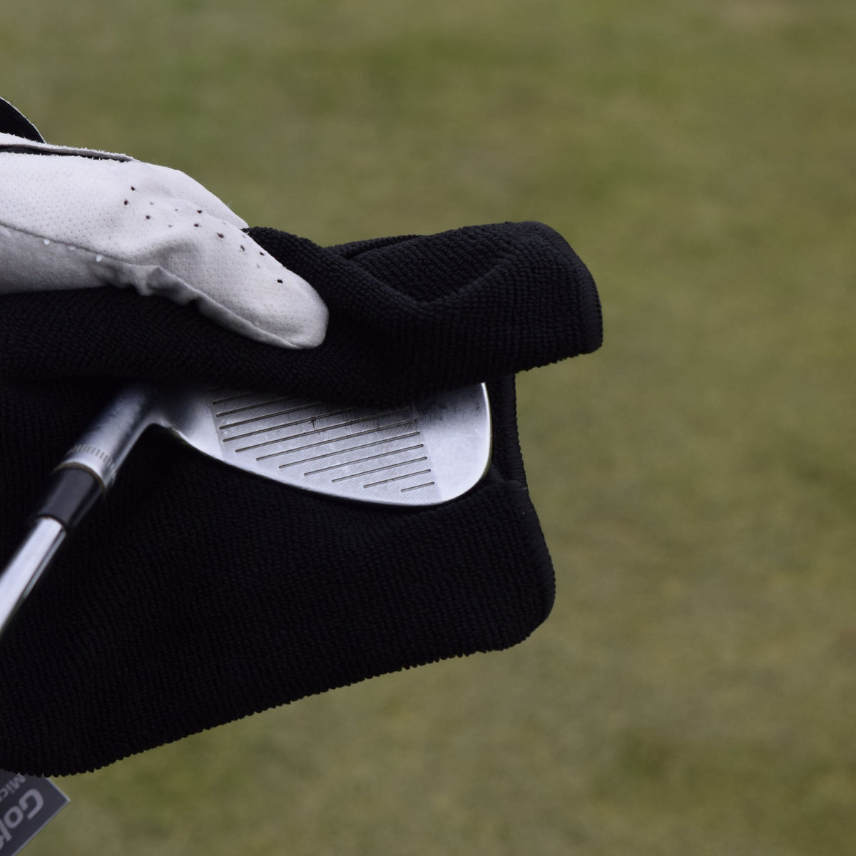Visar hur det kan se ut när man använder Golf handduk mikrofiber på en golfklubba.