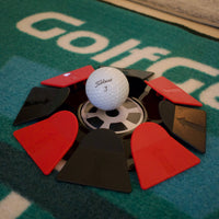 Putt cup som ligger på en puttingmatta med en golfboll i sig som visar hur den fungerar. 