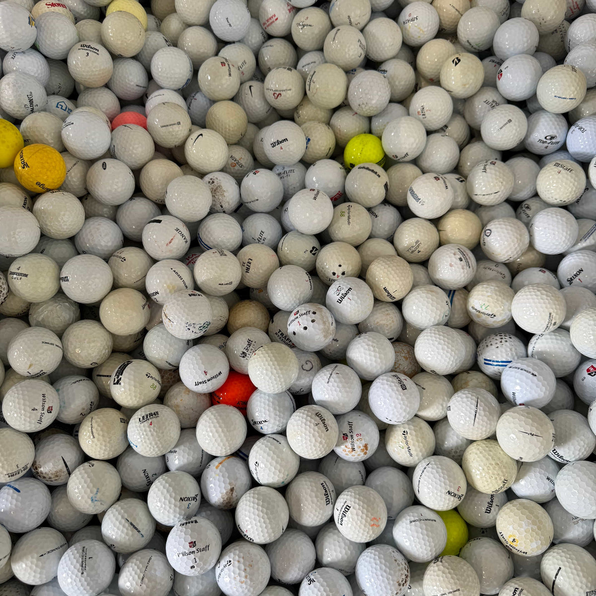 Närbild på återvunna övningsbollar golfbollar