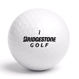Närbild på Bridgestone Treosoft golfboll med logga
