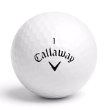 Närbild på Callaway golfboll med logga