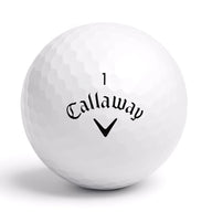 Närbild på Callaway golfboll med logga