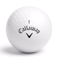 Närbild på Callaway golfboll med logga