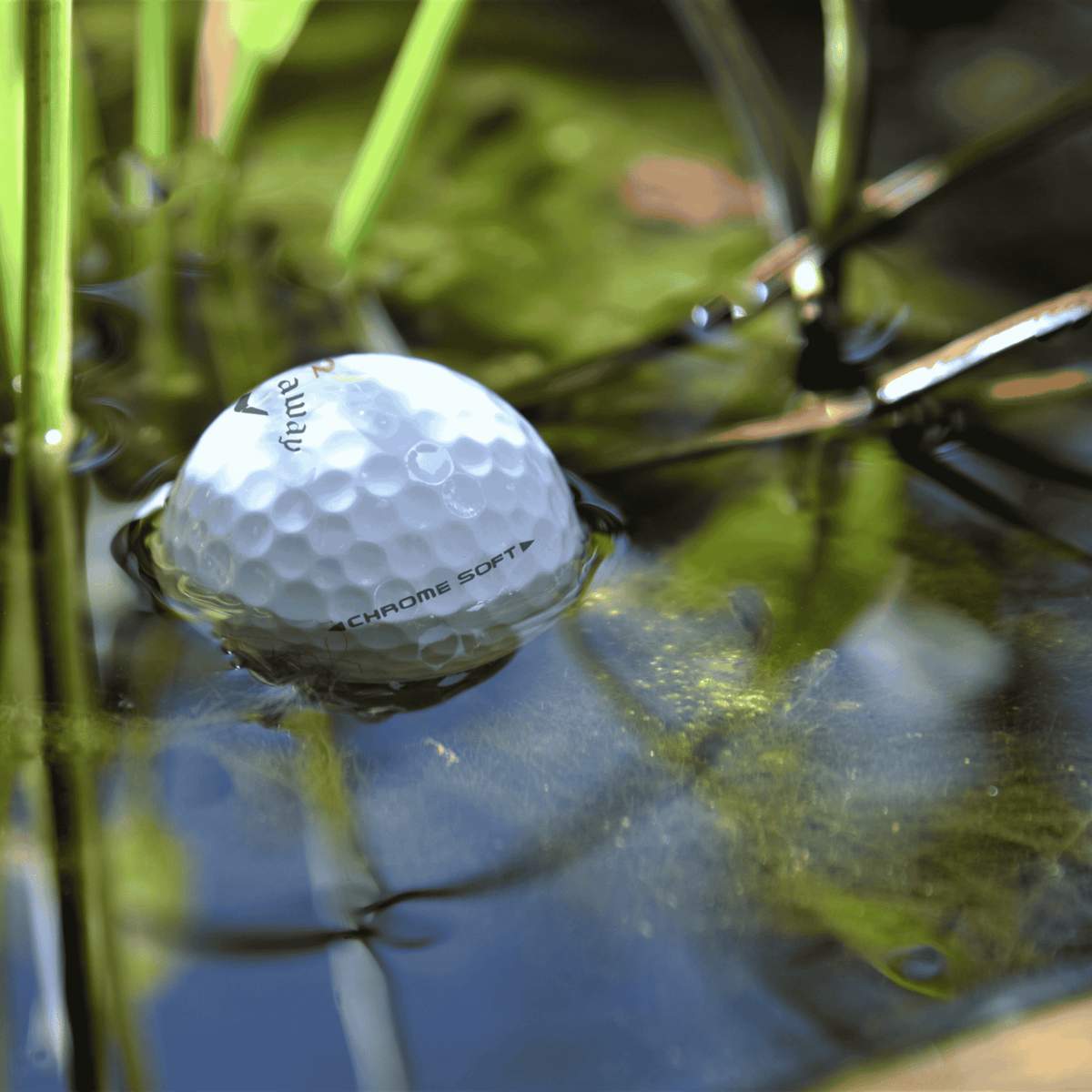 Callaway Chrome Soft golfbollar i vatten, hållbart val för golfare