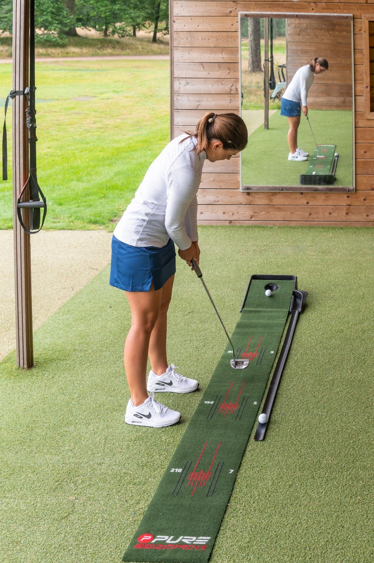 Puttmatta 2,37 x 0,3 m från Pure 2 Improve i användning – perfekt för inomhusgolf