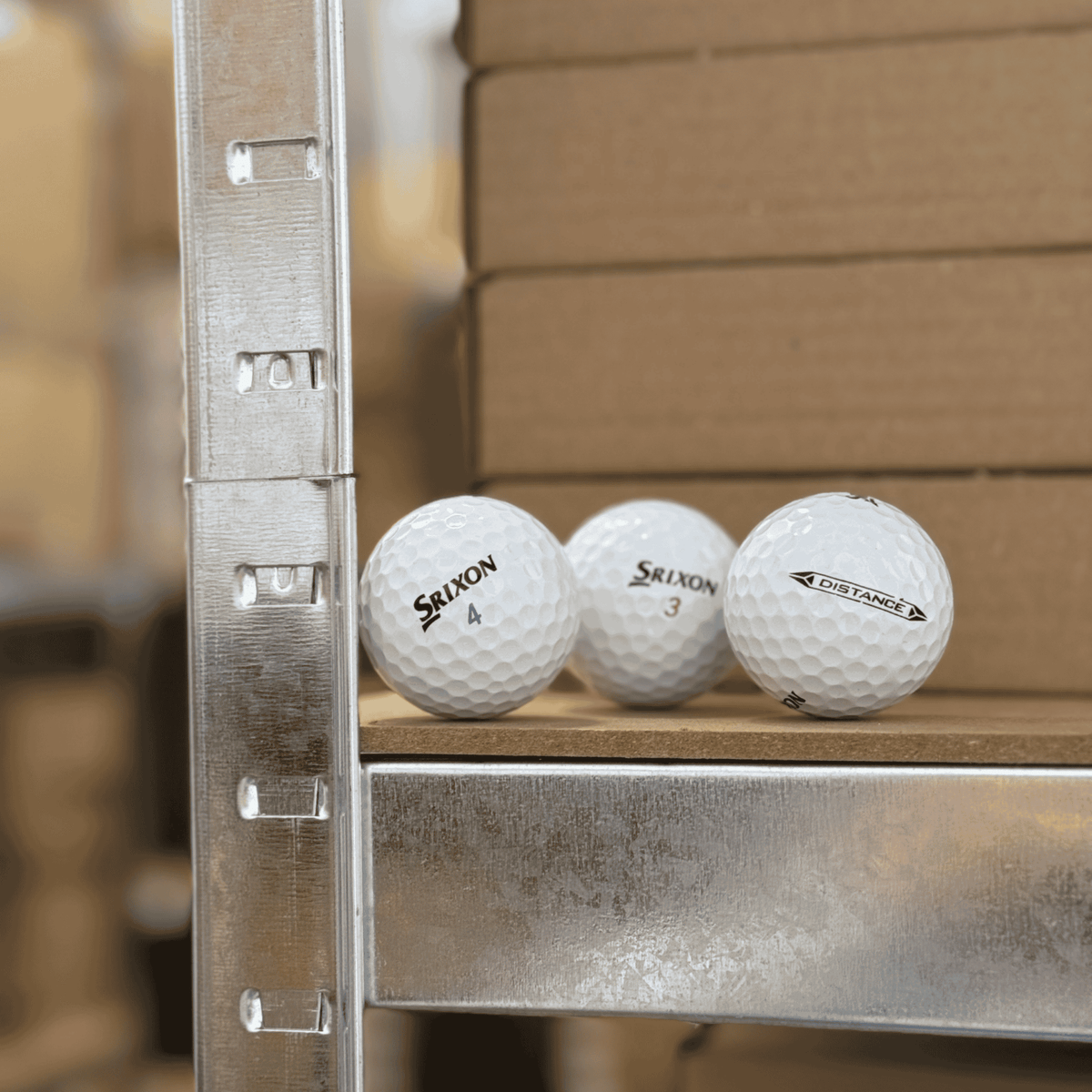Srixon mix 12-pack, exempel på tre olika bollar som kan ingå i paketet. Bilden är från lagret