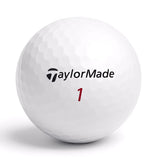 Närbild på TaylorMade  golfboll med logga och röd siffra