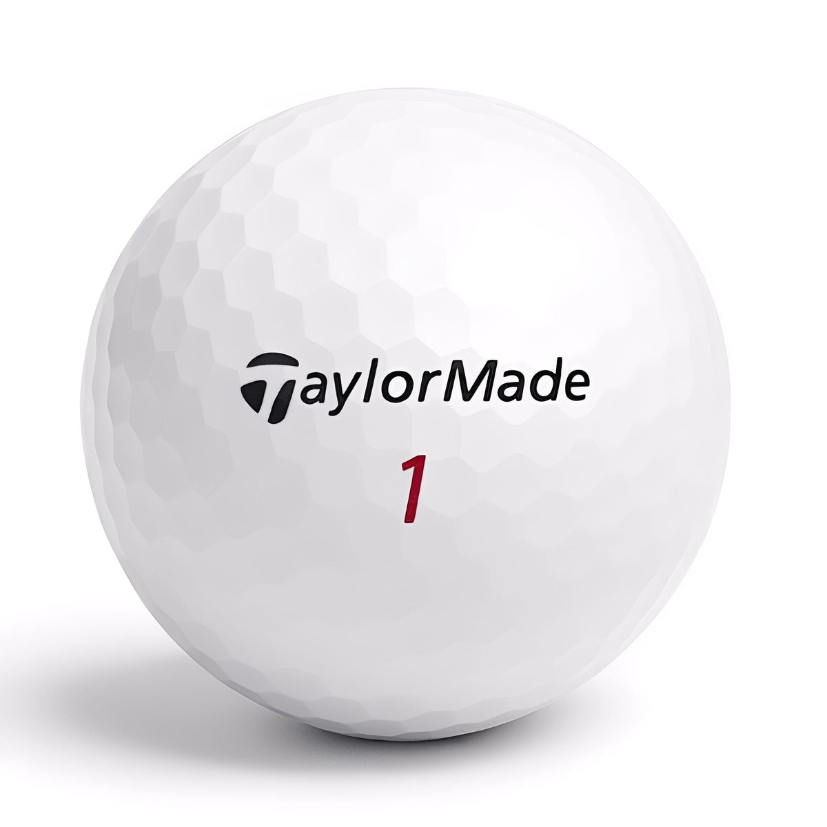 Närbild på TaylorMade  golfboll med logga och röd siffra