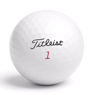Närbild på Titleist golfboll med logga och röd siffra