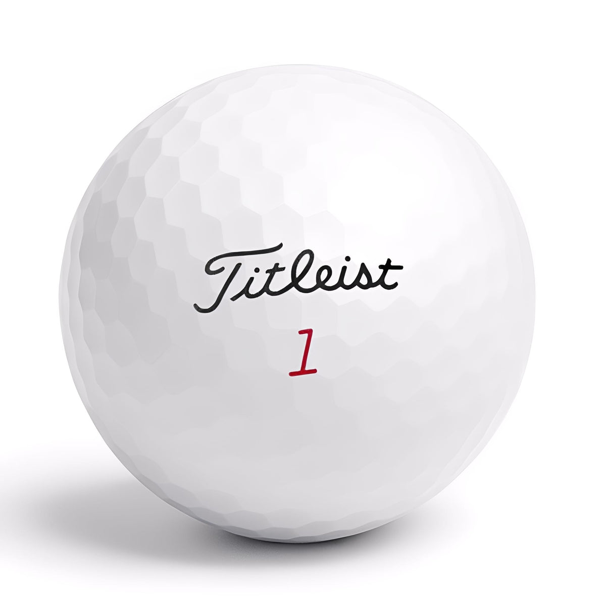 Närbild på Titleist golfboll med logga och röd siffra