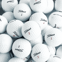 Närbild på Titleist Mix golfboll – blandning av olika Titleist-modeller hos Pliktgolf.se