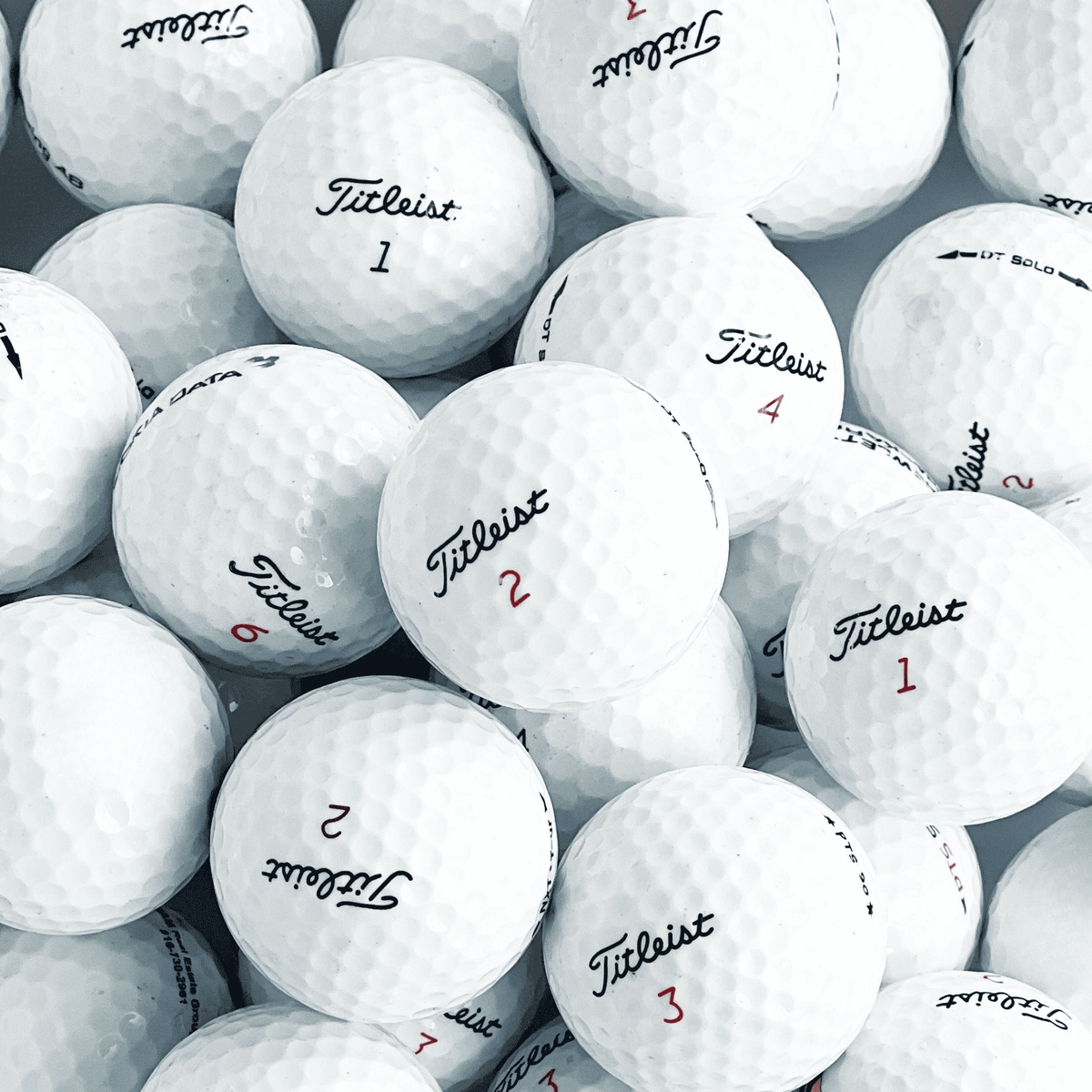 Närbild på Titleist Mix golfboll – blandning av olika Titleist-modeller hos Pliktgolf.se
