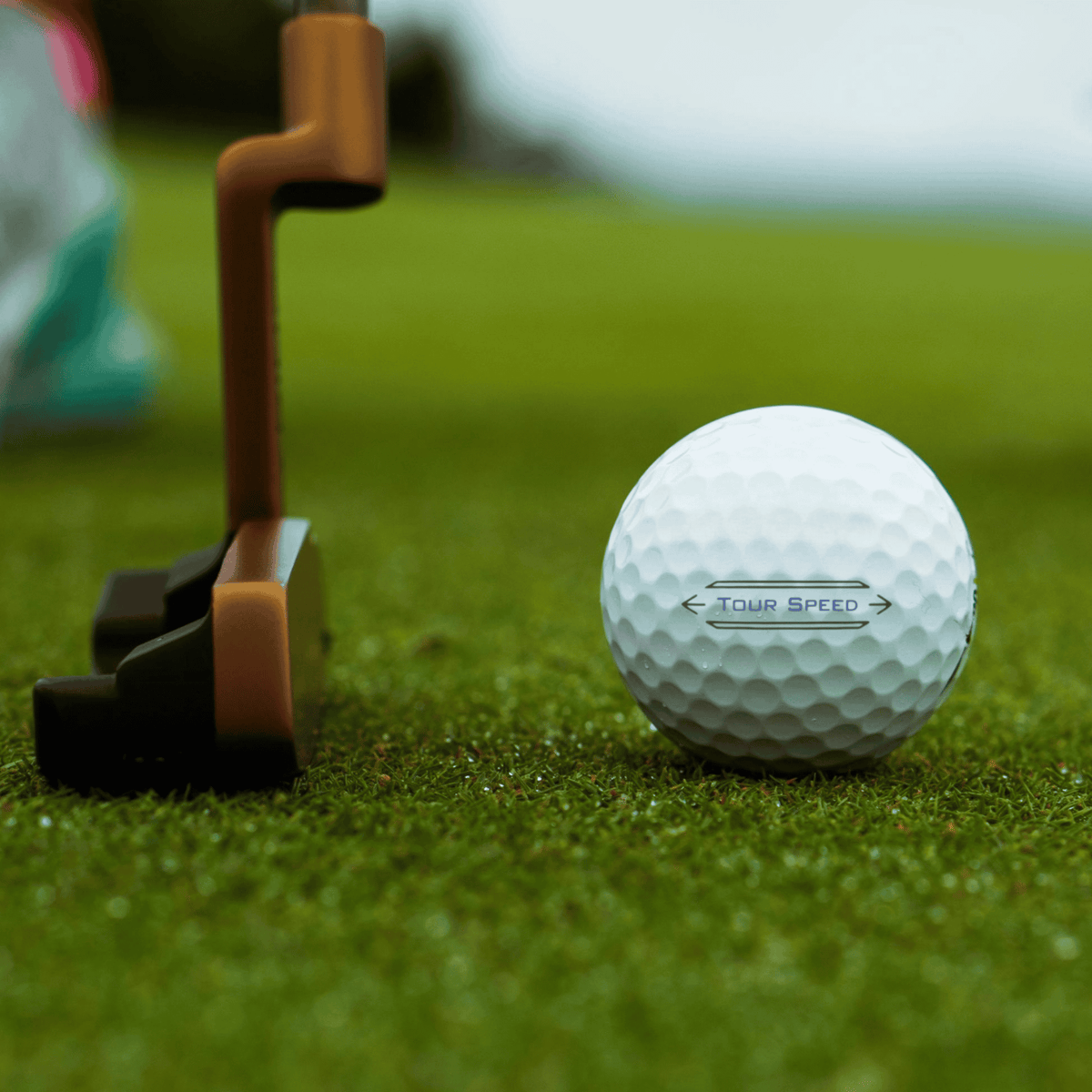 Titleist Tour Speed golfbollar på green – hållbart val för golfare som söker fart och precision