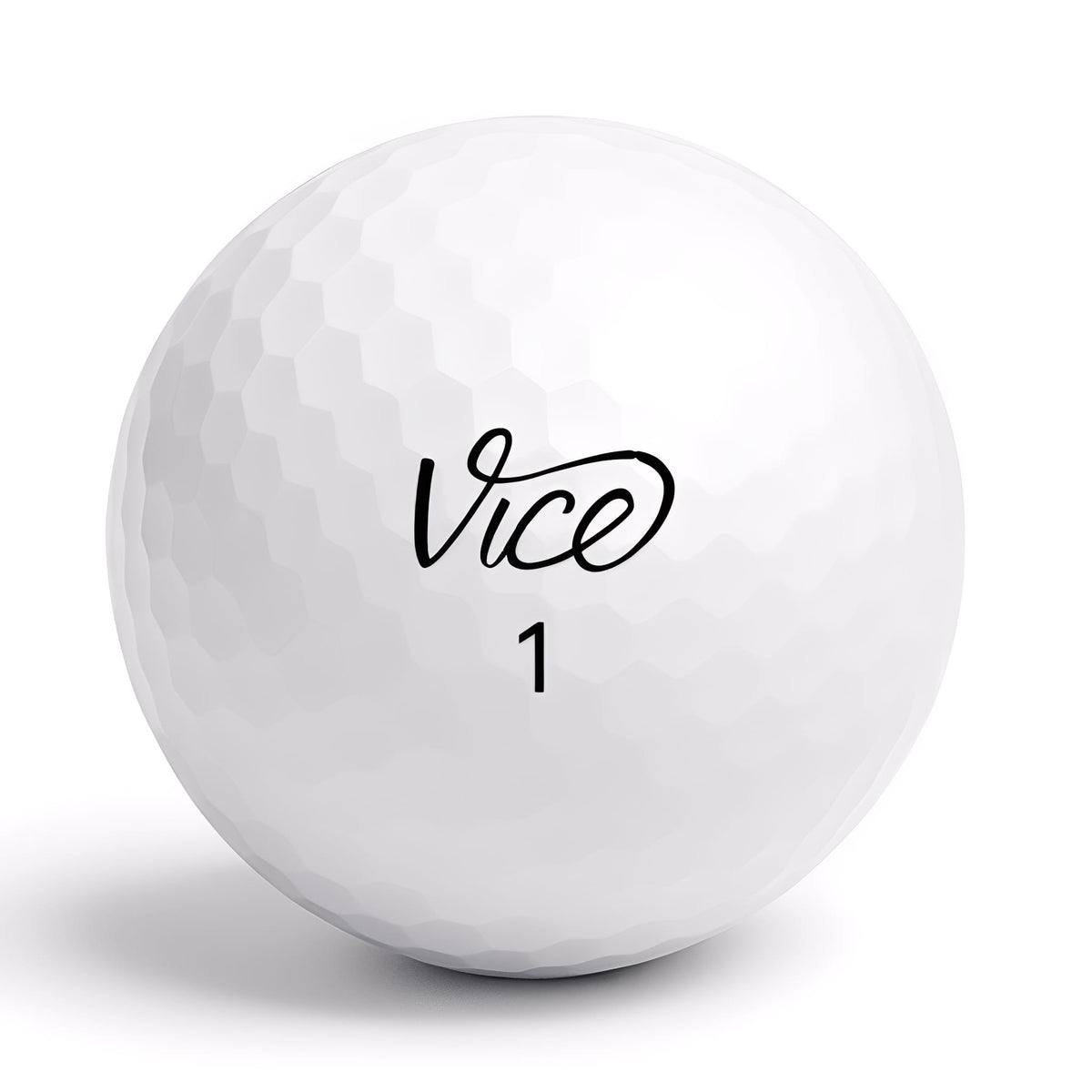 Närbild på Vice golfboll med logga