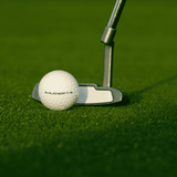 Wilson Duo Soft golfbollar 12-pack på gräs framför en putter